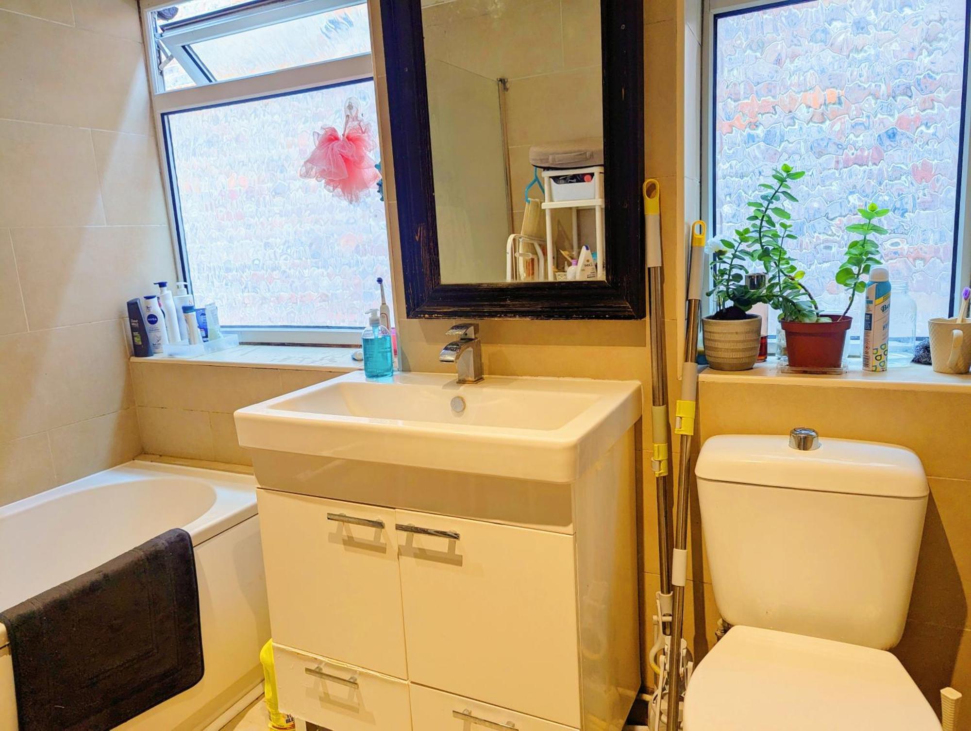 Double Bedrooms, Close To Tube Stations *