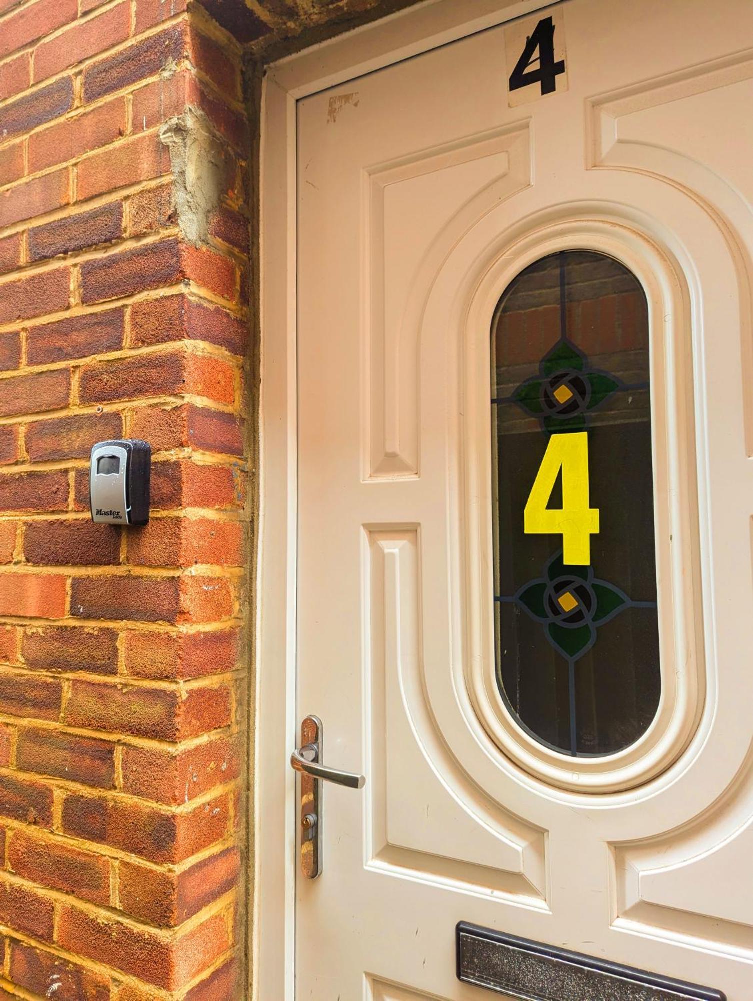 Double Bedrooms, Close To Tube Stations *
